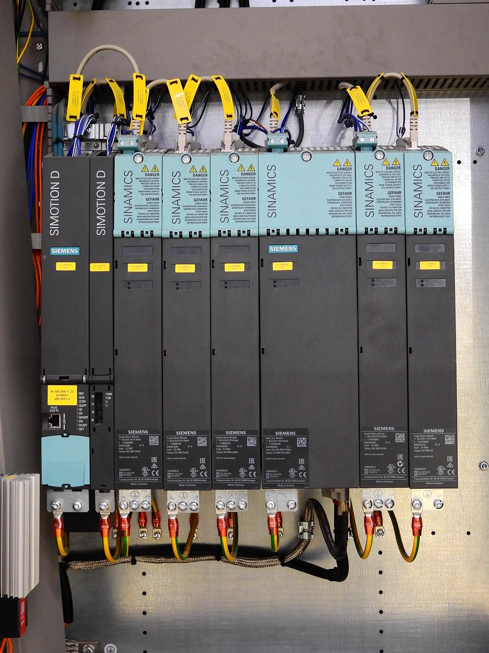 Armoire industrielle Siemens avec SINAMICS S120 Booksize et SIMOTION